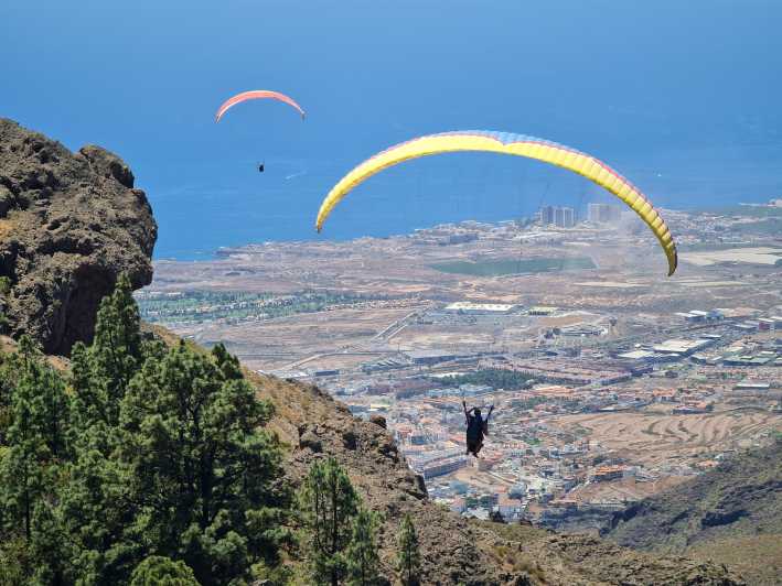 La Casa del Capitán - paragliders-flying-over-coast
